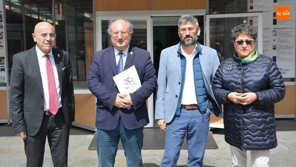 El vicerrector de Política y Participación Social, Enrique Cabero; la autora del primer libro, Ana María Carabias; y el coautor de la segunda obra, Arsenio Dacosta; además del director de Ediciones USAL, José Luis de las Heras. Foto de Lydia González