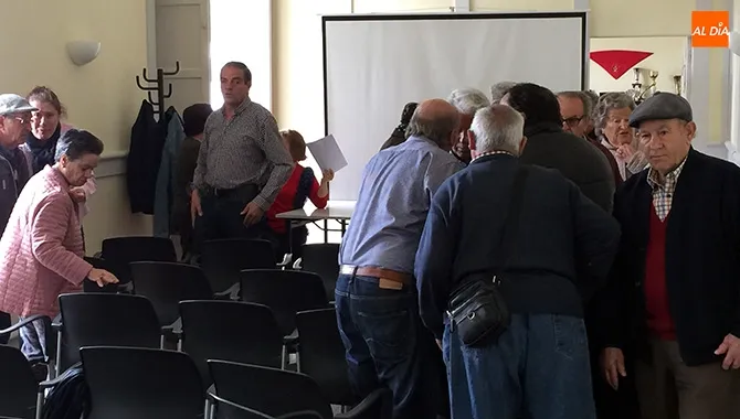 La tensa asamblea de la asociación de mayores San Miguel se celebraba en su habitual sede en el Centro Social