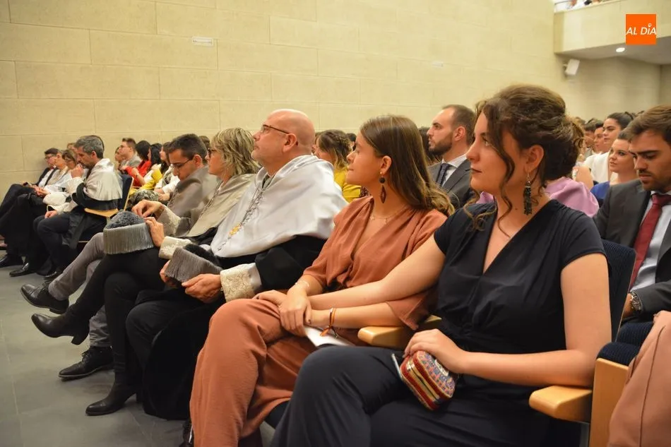 La nueva hornada de periodistas y comunicadores audiovisuales de la UPSA celebra su graduación