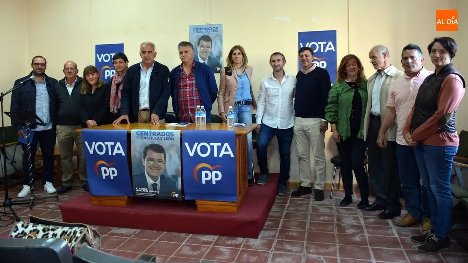 Cargos públicos del PP acompañaron a los miembros de la candidatura al ayuntamiento de Lumbrales / E. Corredera