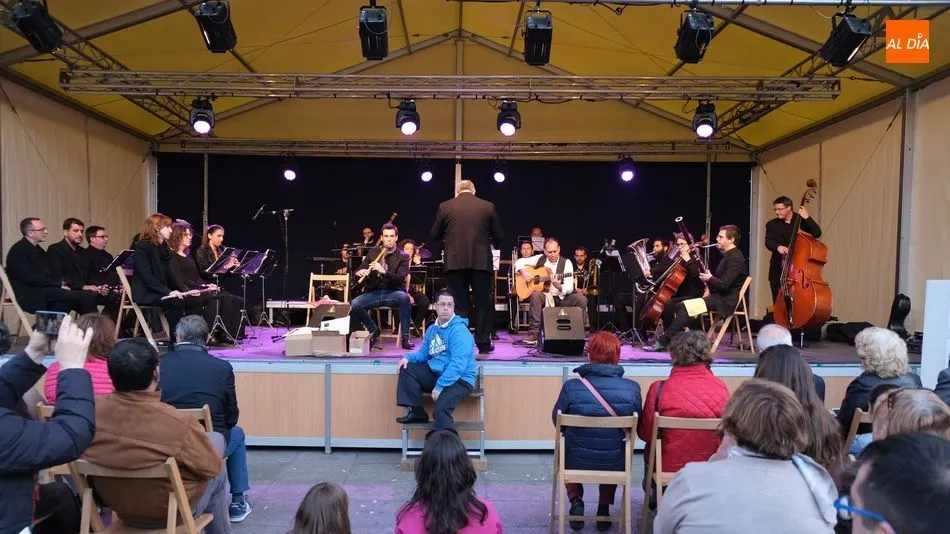 La Banda Municipal de Música y Borja Feal despiden la Feria del Libro