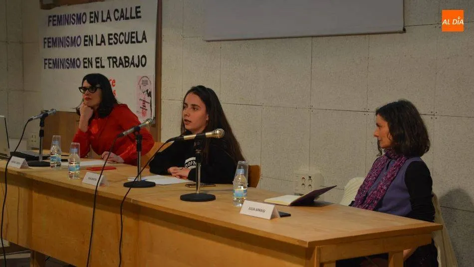 Integrantes del Colectivo Feminista Trece Rosas durante una charla en la Casa de las Conchas