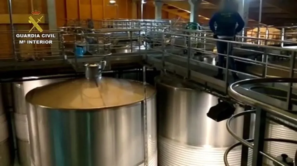 Los detenidos utilizaban contraetiquetas y registros embotelladores falsificados. Foto: Europa Press