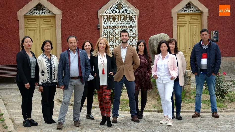 Los candidatos de Ciudadanos ante la Casa de los Condes que acoge el centro de recepción de Territorio Vettón / E. Corredera