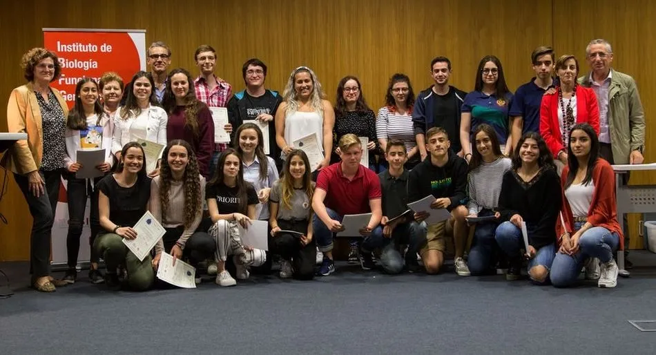 Los alumnos de Bilología de primero de Bachillerato del Calasanz recogieron sus diplomas