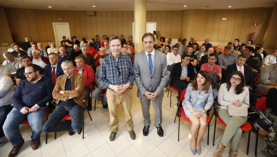 El candidato del Partido Popular a la Alcaldía de Salamanca, Carlos García Carbayo, en su encuentro con entidades deportivas