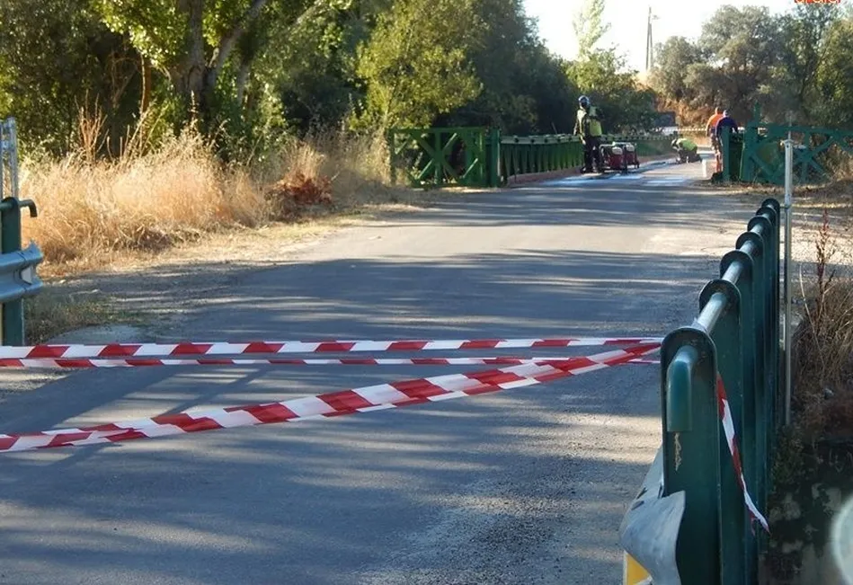 Entrada al puente de hierro de Almenara de Tormes.