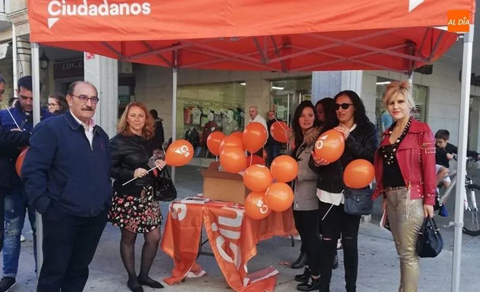 El stand informativo de Ciudadanos en la Plaza Mayor de Guijuelo