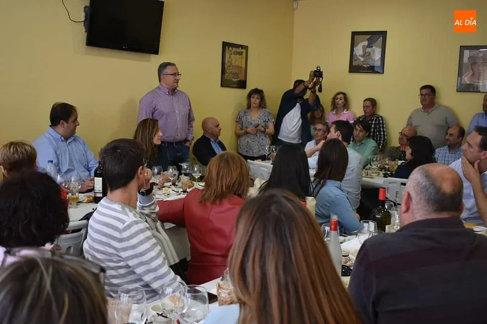 El alcalde, Julián Ramos, se despide de los empleados municipales