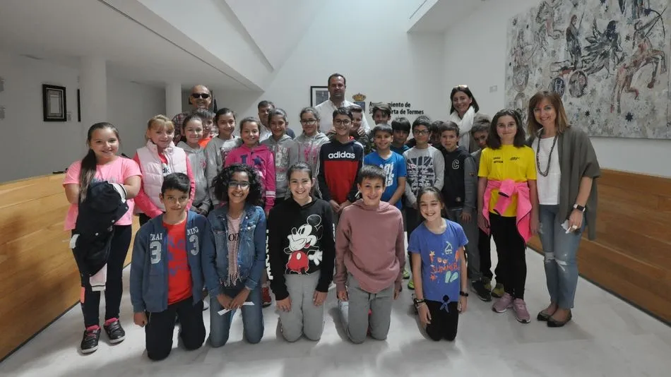 Los alumnos han sido recibidos en el Ayuntamiento por el alcalde y el concejal de Educación