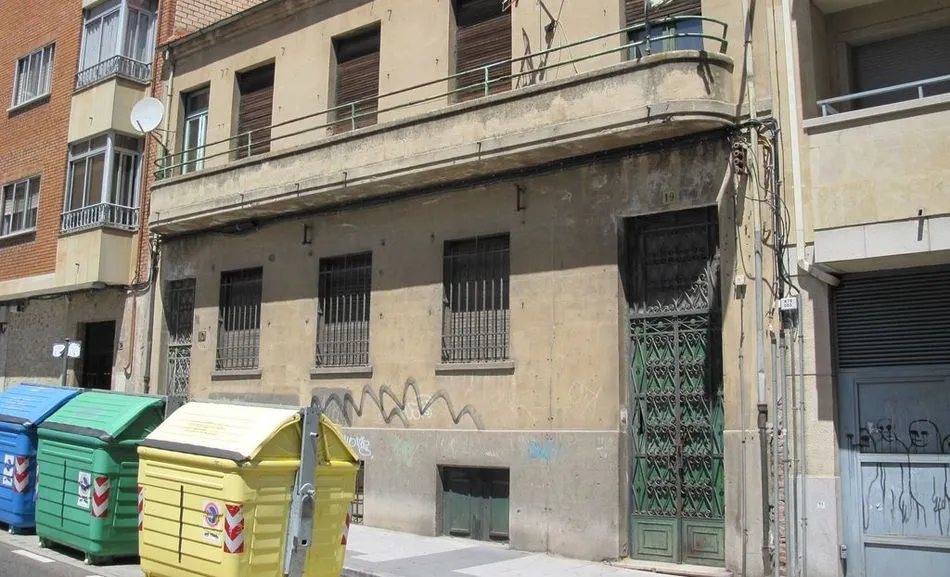 Edificio situado en el número 10 de la calle Pedro Mendoza