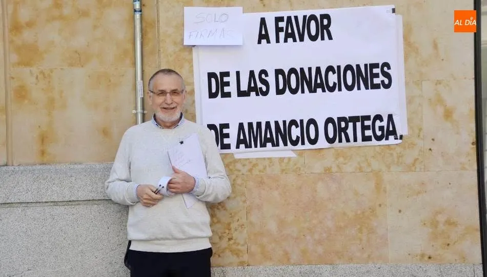 La recogida de firmas se está llevando a cabo en la plaza Liceo, junto a Zara. Foto de Lydia González