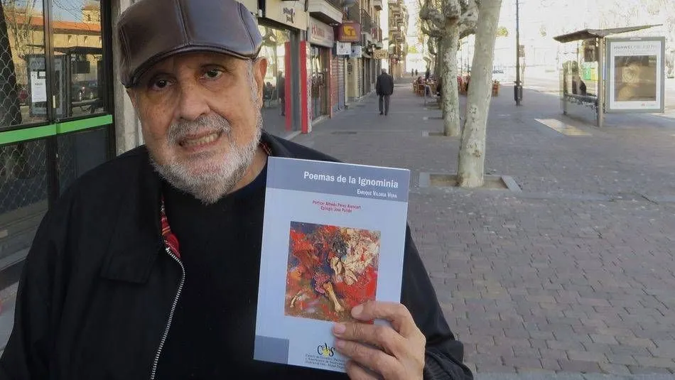 Viloria Vera con su nueva obra (foto de Jacqueline Alencar)