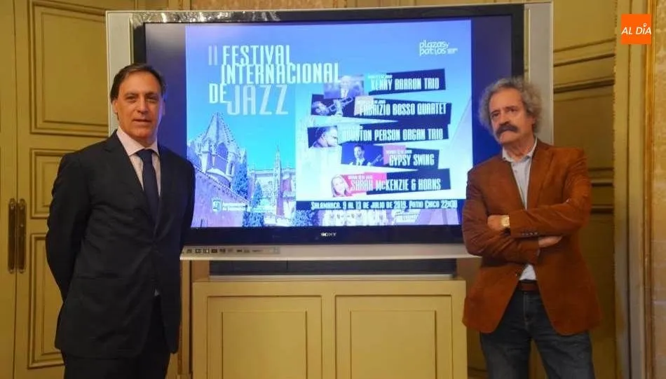 El alcalde de Salamanca, Carlos García Carbayo, y el coordinador del festival, Fernando Viñals. Foto de Lydia González
