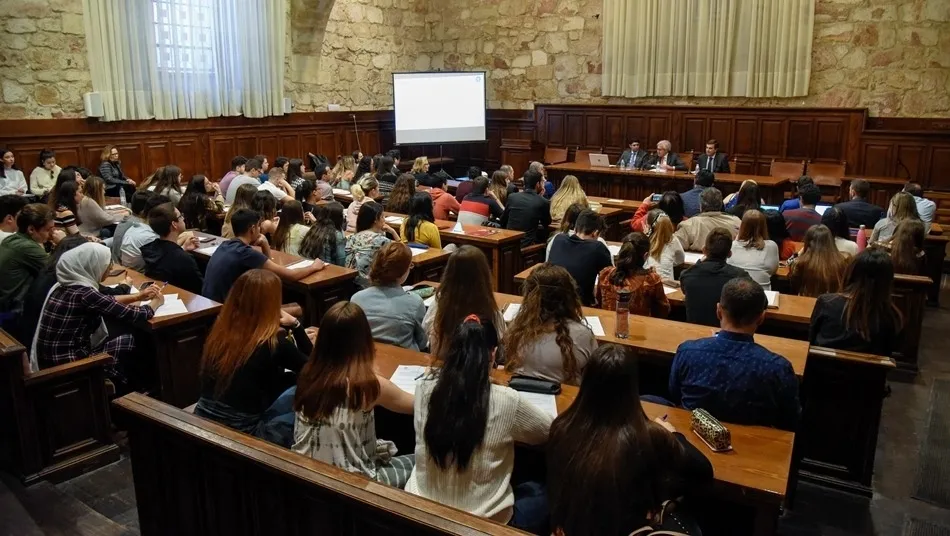 Acto con estudiantes en el edificio histórico de la Universidad de Salamanca