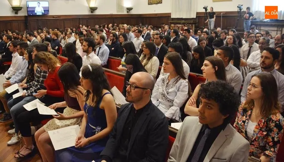 Los estudiantes de este programa llenaron el Paraninfo en el acto de entrega de los diplomas. Foto de Lydia González