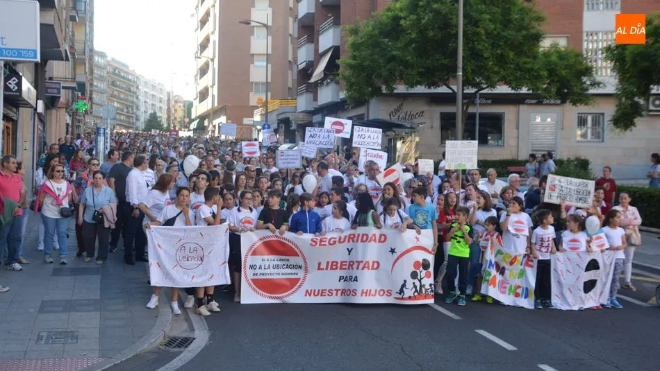 Vecinos de todas las edades se han sumado a la manifestación que ha recorrido las calles del barrio. Foto de Lydia González