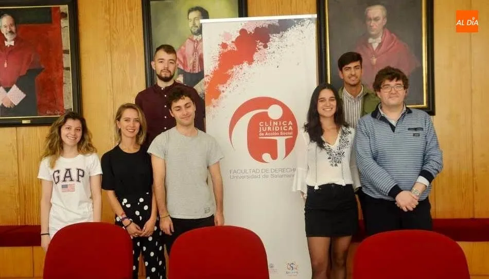 Alumnos y representantes de la Clínica Jurídica de Acción Social de la USAL, en la presentación del informe. Foto de Lydia González