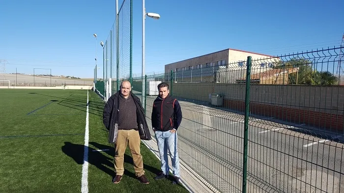 El alcalde y el concejal de Deportes, en el campo de fútbol El Salinar