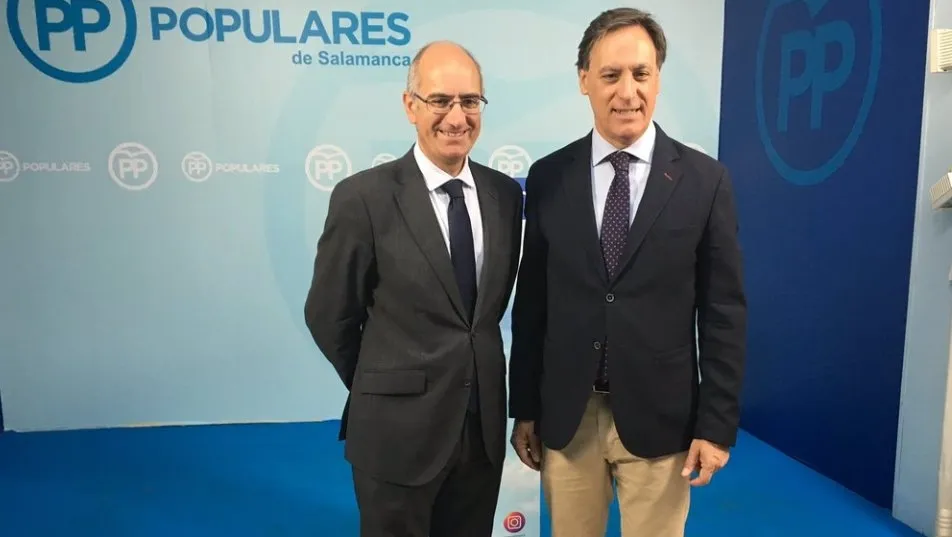 El presidente provincial del Partido Popular, Javier Iglesias, y el candidato a la alcaldía de Salamanca, Carlos García Carbayo, en la sede del PP