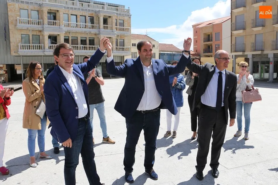 Alfonso Fernández Mañueco (Izqda) y Javier Iglesias (Dcha) animan a Roberto Martín (centro) en la recta final de la campaña