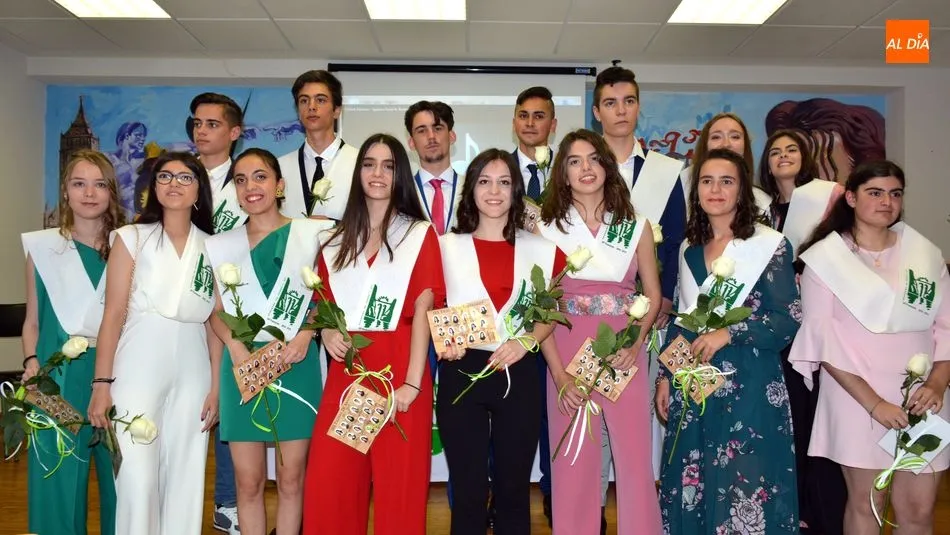 Los alumnos lucen sus Becas blancas como símbolo de su graduación / E. Corredera