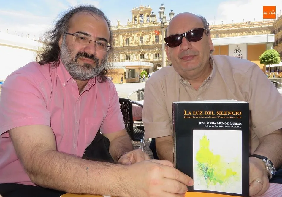 Muñoz Quirós (dcha.) y Alencart, con el libro (foto de J. Alencar)