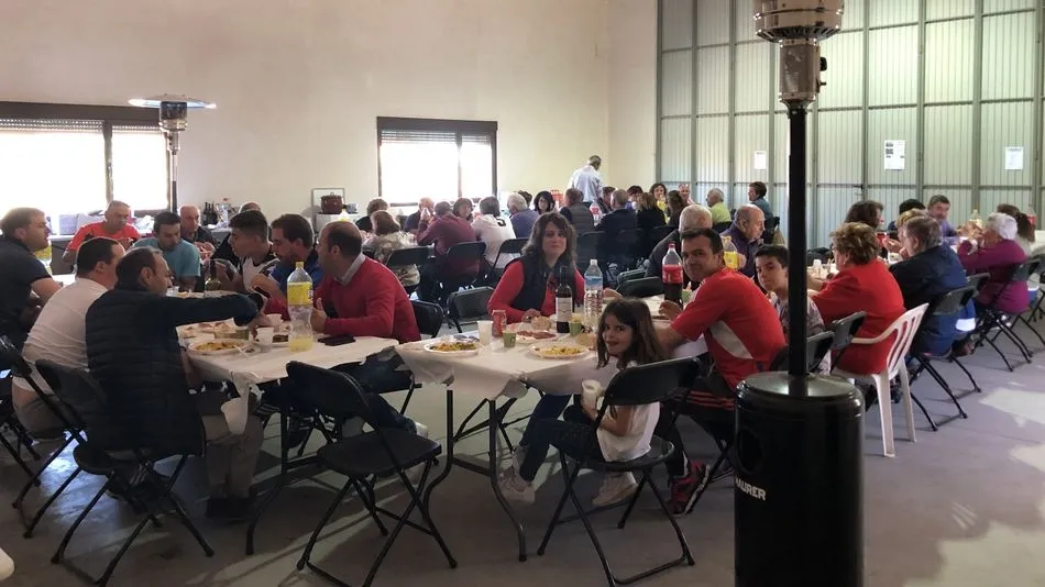 Los vecinos de Gejo de los Reyes ‘reflexionan’ en la mesa con productos de la matanza  