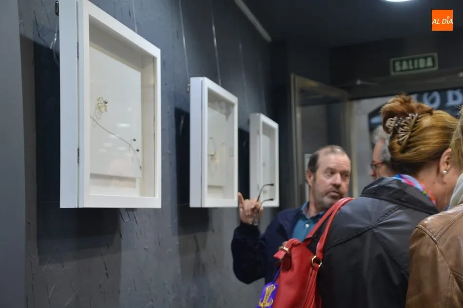 Un visitante de la exposición / Lydia González