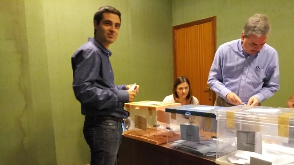 Carlos Javier Salgado, candidato de UPL a la Alcaldía, en el momento de votar.