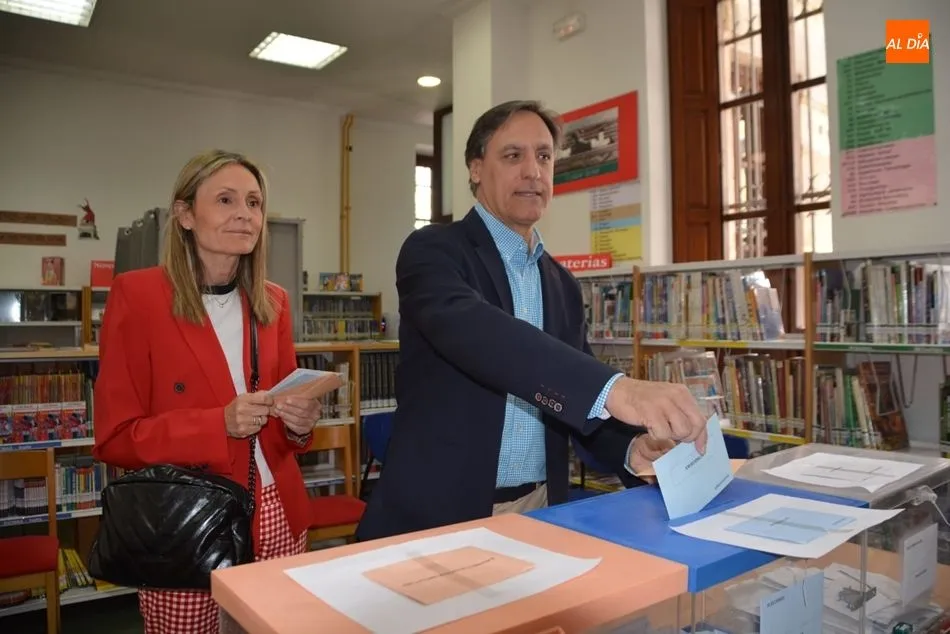 Carlos García Carbayo, candidato del PP a la Alcaldía de Salamanca, en el momento de votar. Foto: Lydia González