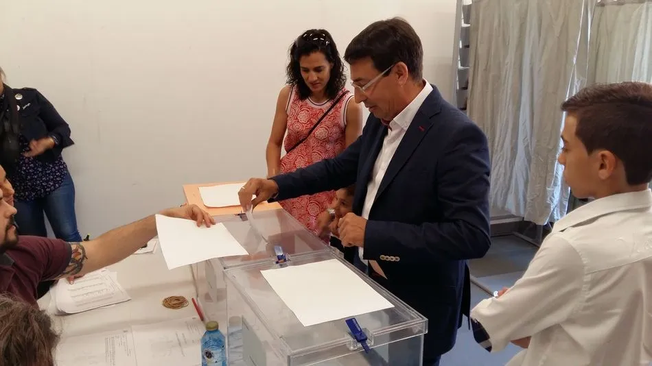 El candidato a las Cortes por el PSOE de Salamanca, Fernando Pablos, vota en Aldeatejada