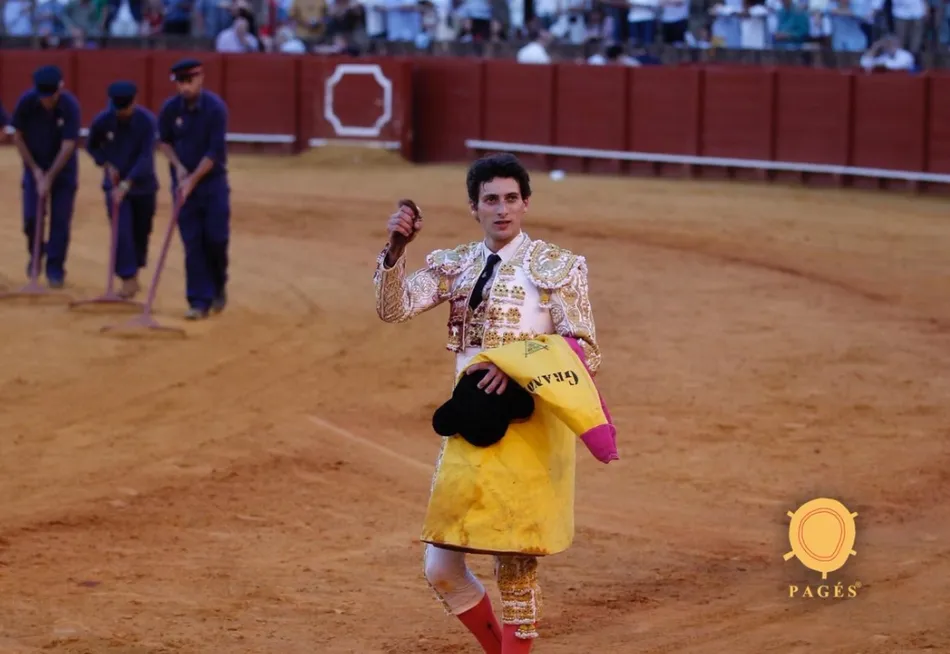 Antonio Grande gusta en Sevilla y corta una oreja  