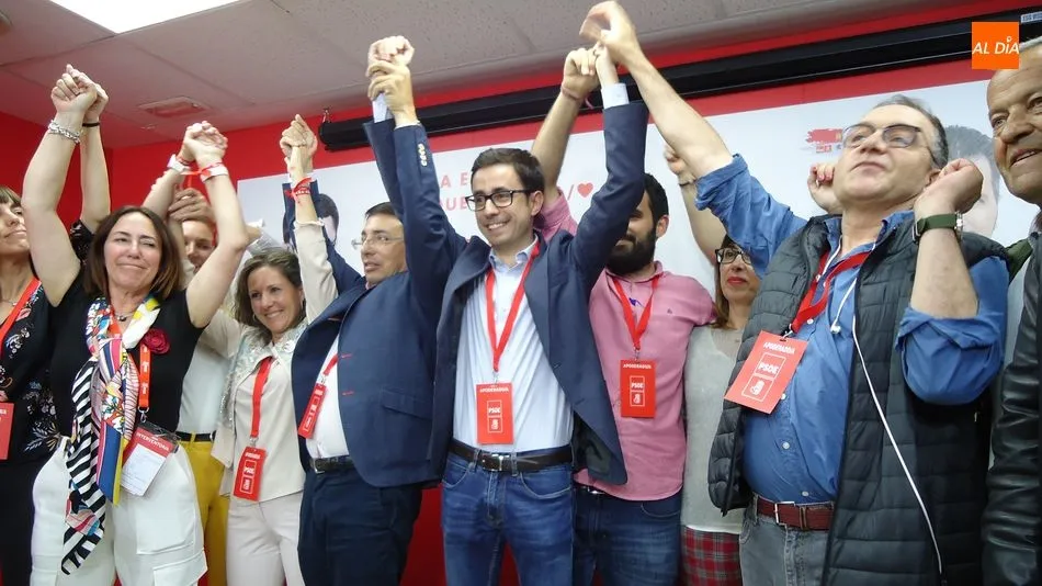El candidato socialista, José Luis Mateos, celebra los resultados junto al resto de integrantes de su lista