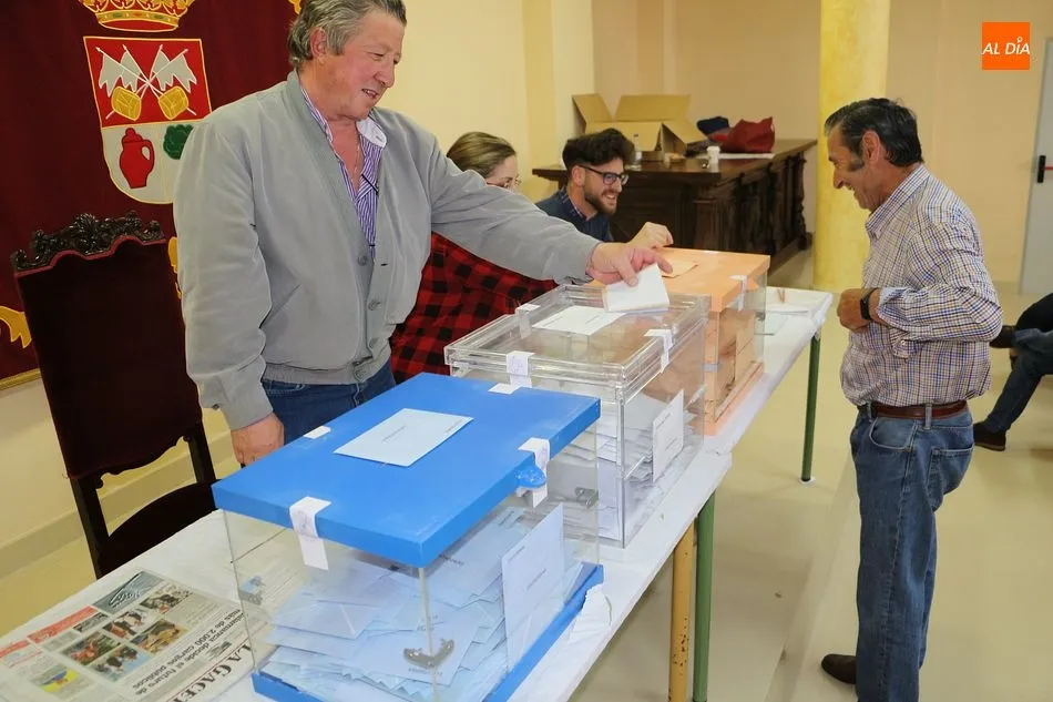Un votante participa en los comicios en Tamames