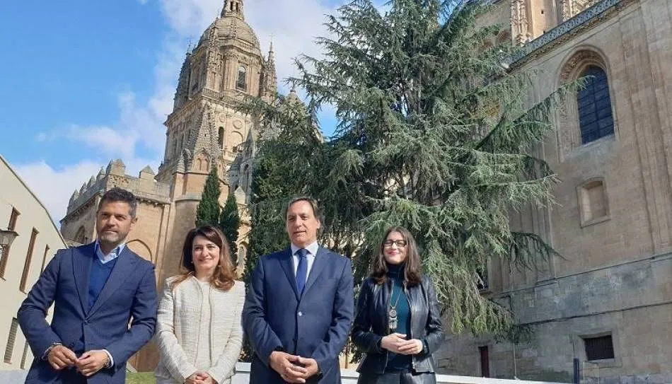 Carlos Manuel García Carbayo, segundo por la derecha, uno de los licenciados en Derecho de la lista de concejales del PP