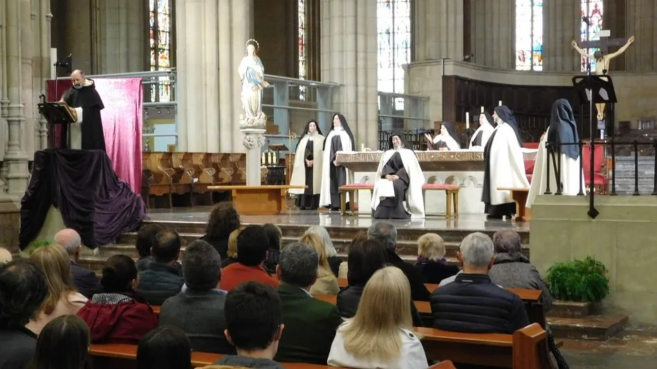 Montaje de la obra Teresa, la jardinera de la luz en Vitoria