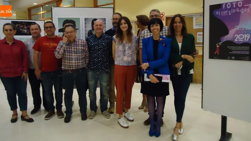 Profesores y alumnos en la inauguración de la exposición que puede visitarse hasta octubre