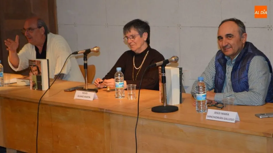 Nieves Álvarez, centro, presenta su novela en la Casa de las Conchas. Foto de Carlos Cuervo