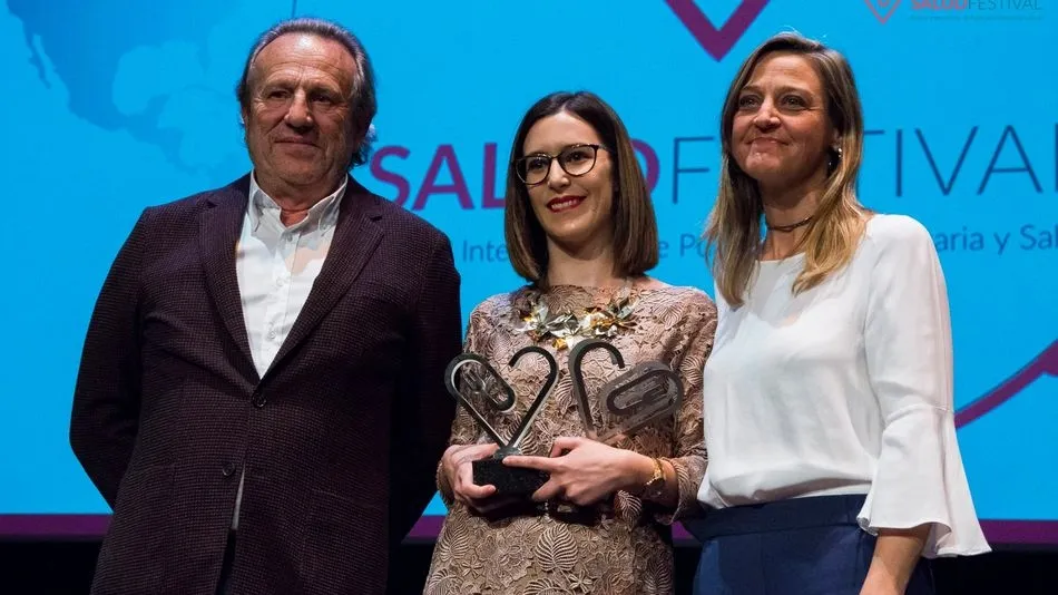 Carla Castro, del departamento de Marketing de la compañía, recogiendo el premio