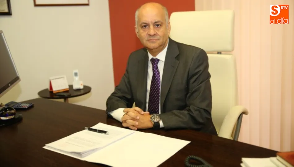 Joaquín Merchán, Graduado Social y Abogado, en su despacho de la plaza Poeta Iglesias