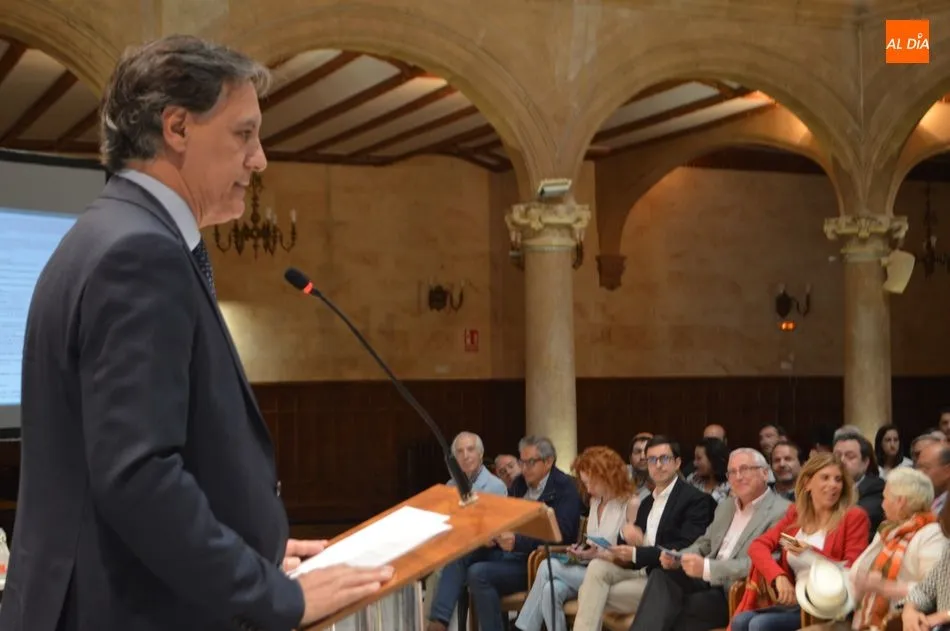 El alcalde en funciones, Carlos García Carbayo, durante su intervención en el acto. Foto: Carlos Cuervo
