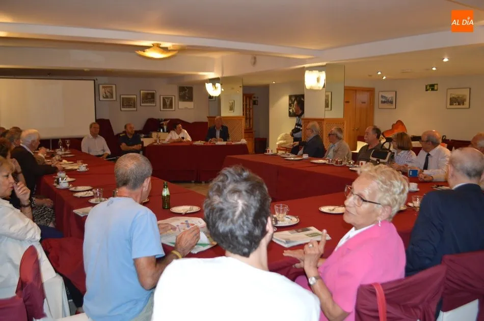 Celebración de los 24 años de actividad de la tertulia Rona Dalba. Foto de Carlos Cuervo