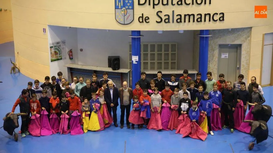 Alumnos y profesores de la Escuela de Tauromaquia de Salamanca que comenzaron este curso