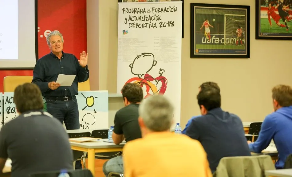 D´Alessandro durante una ponencia