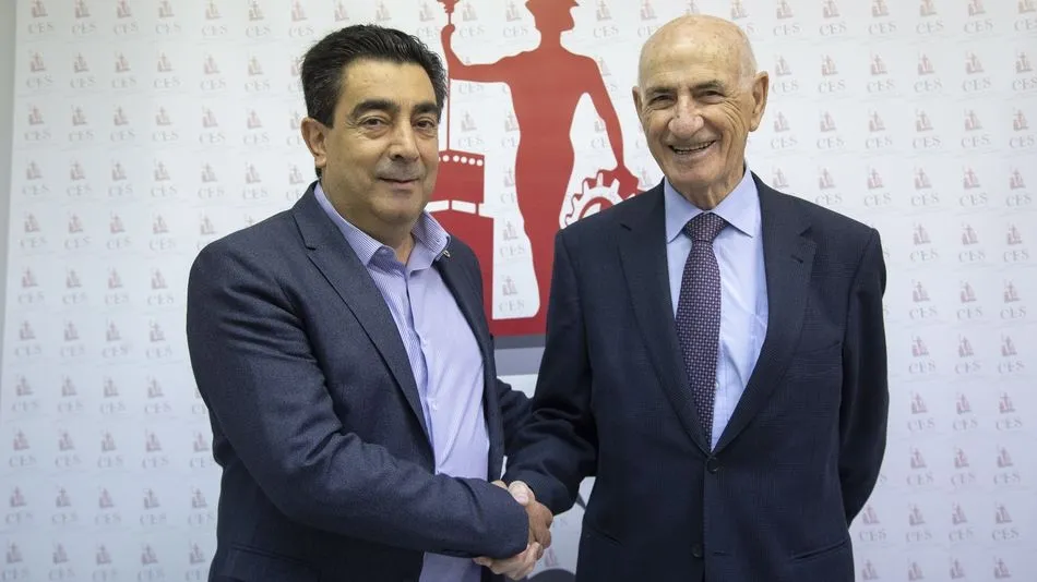 El presidente de CES, José Vicente Martín Galeano, y el presidente de Salud Mental Salamanca AFEMC, Eusebio Pérez García, firman el convenio