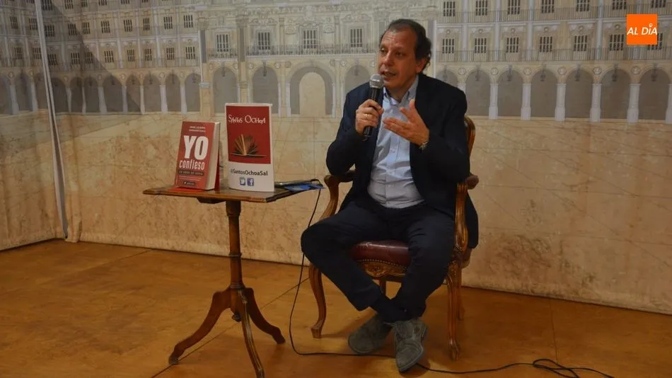 El periodista Fernando Rueda hah presentado en la Librería Santos Ochoa, ‘Yo confieso’, las memorias de Mikel Lejarza. Foto de Lydia González