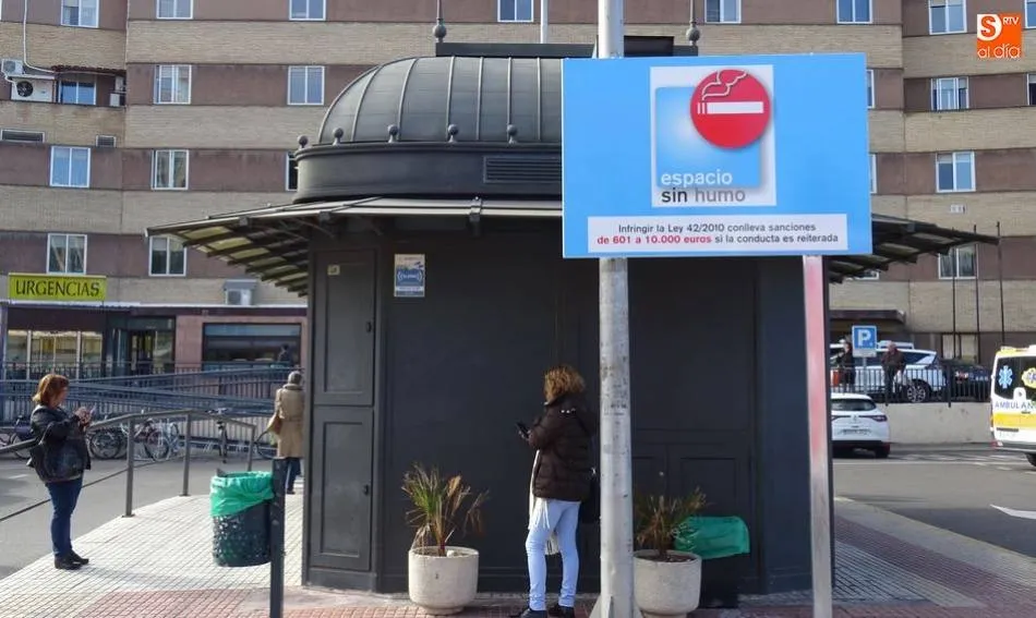 Uno de los carteles que recuerdan la prohibición de fumar en las inmediaciones del Hospital
