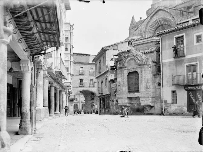 La plaza del Corrillo y la ventana barroca de San Martín