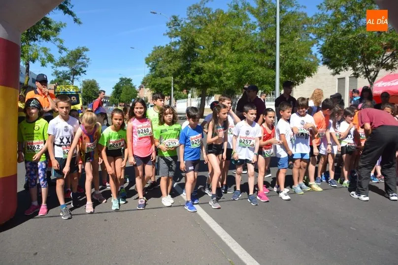 Un centenar de corredores en el cross infantil. Fotos: Lydia González